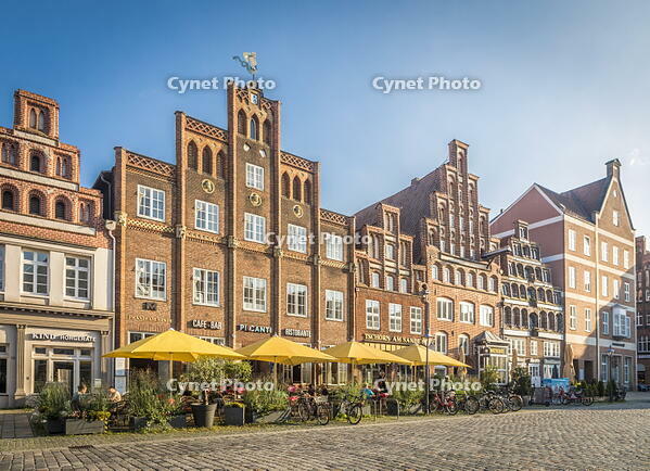 Historic houses at Am Sande square in the old town, Luneburg, Lower Saxony, Germany [AWL110001931]