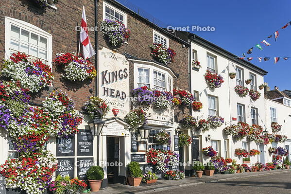 England, Kent, Deal, Beach Street, The Kings Head Pub with Colourful Flowers in Bloom [AWL110002064]