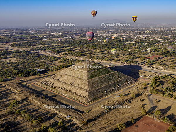 Hot air balloons flying over the Pyramid of the Sun and Avenue of the Dead at sunrise, aerial view, Teotihuacan, Mexico State, Mexico [AWL110002096]