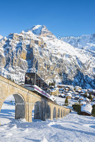 M?rren, Berner Oberland, canton of Bern, Switzerland. Funicular to Allmendhubel and Jungfrau in the background [AWL110002154]