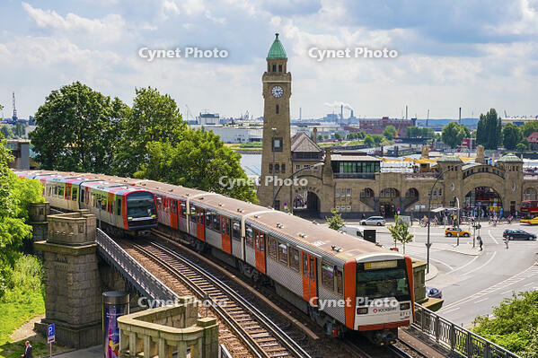 U-Bahn trains passing in front of St. Pauli Landungsbr?cken, St. Pauli, Hamburg, Germany [AWL110002245]