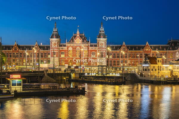Amsterdam Centraal Station at twilight, Amsterdam, Netherlands [AWL110002469]