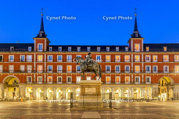 Night view of Plaza Mayor, Madrid, Community of Madrid, Spain [AWL110002495]