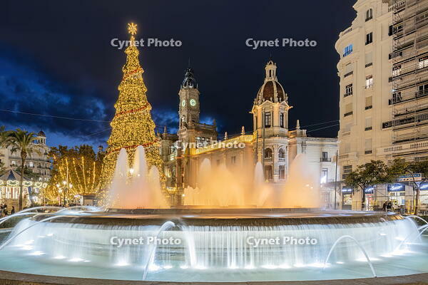 Christmas tree and fountain, Plaza del Ayuntamiento, Valencia, Valencian Community, Spain [AWL110002500]