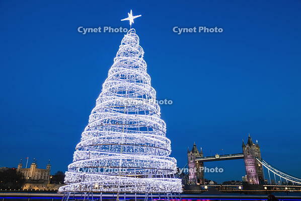 England, London, Southwark, More London Riverside, Christmas Tree and Tower Bridge [AWL110002519]