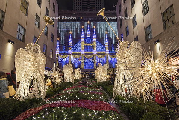 Christmas Angels and sparkling snowflakes at Rockefeller Center Channel Gardens with Saks department store? Christmas light show in the background, Manhattan, New York, USA [AWL110002525]