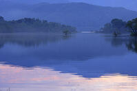 裏磐梯の檜原湖の朝 [GMA110011410]