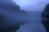 夜明けの只見川の霧の霧幻峡 [GMA110011428]