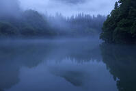 夜明けの只見川の霧の霧幻峡 [GMA110011432]