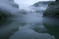 夜明けの只見川の霧の霧幻峡 [GMA110011435]