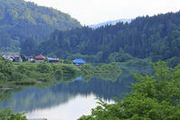 朝の只見川沿いの集落 [GMA110011447]