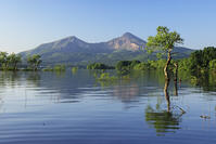 裏磐梯の桧原湖と磐梯山 [GMA110011450]