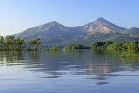 裏磐梯の桧原湖と磐梯山 [GMA110011451]