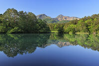 裏磐梯の五色沼の毘沙門沼と磐梯山 [GMA110011453]