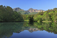 裏磐梯の五色沼の毘沙門沼と磐梯山 [GMA110011454]
