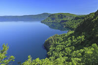 瞰湖台より新緑の十和田湖 [GMA110011486]