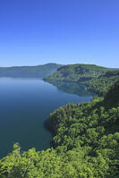 瞰湖台より新緑の十和田湖 [GMA110011487]