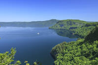瞰湖台より新緑の十和田湖と観光船 [GMA110011488]
