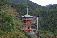 青岸渡寺の三重塔と那智の滝 [GMA110011694]