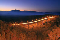 夜明けの三国峠の松見大橋 [GMA110011774]