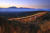 夜明けの三国峠の松見大橋 [GMA110011775]