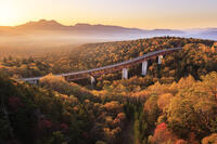 紅葉の三国峠の朝と松見大橋 [GMA110011777]