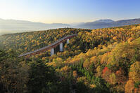 紅葉の三国峠の朝と松見大橋 [GMA110011779]