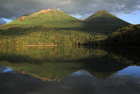 夕景のオンネトーと雌阿寒岳と阿寒富士 [GMA110011780]