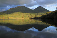 夕景のオンネトーと雌阿寒岳と阿寒富士 [GMA110011781]