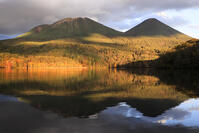 夕景のオンネトーと雌阿寒岳と阿寒富士 [GMA110011782]