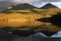 夕景のオンネトーと雌阿寒岳と阿寒富士 [GMA110011783]