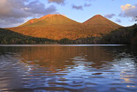 夕景のオンネトーと雌阿寒岳と阿寒富士 [GMA110011784]