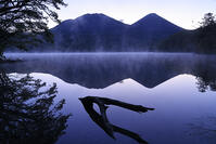 夜明けのオンネトーと雌阿寒岳と阿寒富士 [GMA110011787]