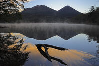 夜明けのオンネトーと雌阿寒岳と阿寒富士 [GMA110011789]