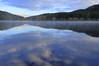 紅葉するオンネトー湖畔と朝もや [GMA110011790]