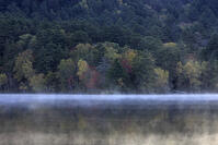 紅葉するオンネトー湖畔と朝もや [GMA110011795]