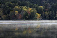 紅葉するオンネトー湖畔と朝もや [GMA110011797]