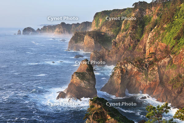三陸海岸の朝焼けの北山崎 [GMA110011393]