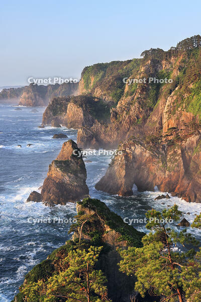三陸海岸の朝焼けの北山崎 [GMA110011396]
