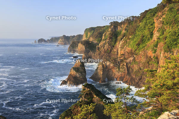 三陸海岸の朝焼けの北山崎 [GMA110011397]