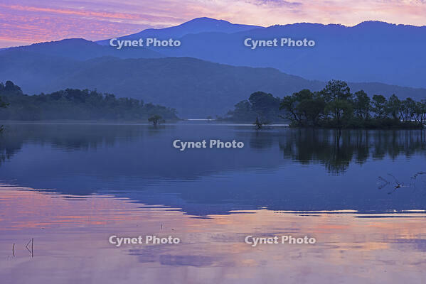 裏磐梯の桧原湖の朝 [GMA110011409]