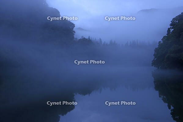 夜明けの只見川の霧の霧幻峡 [GMA110011428]