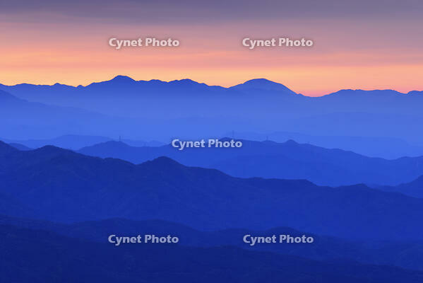 渋峠から朝の山並み [GMA110011470]