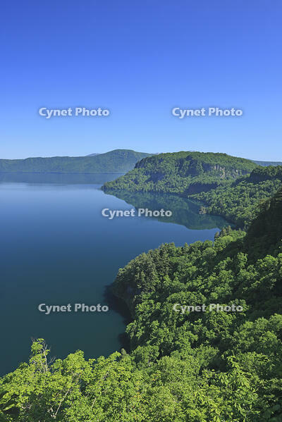 瞰湖台より新緑の十和田湖 [GMA110011487]