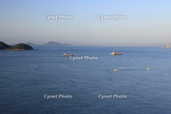 瀬戸大橋付近より朝の瀬戸内海 [GMA110011749]