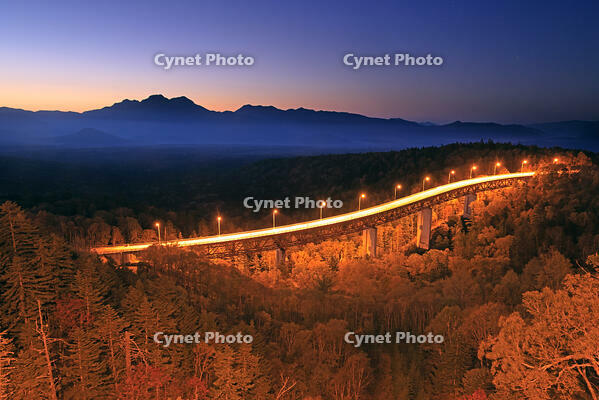 夜明けの三国峠の松見大橋 [GMA110011774]