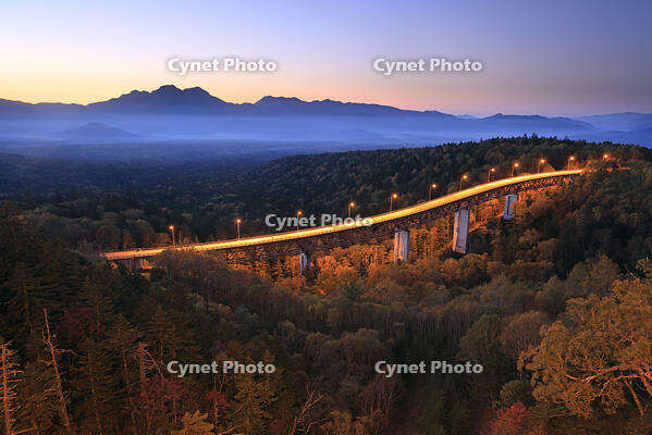 夜明けの三国峠の松見大橋 [GMA110011775]