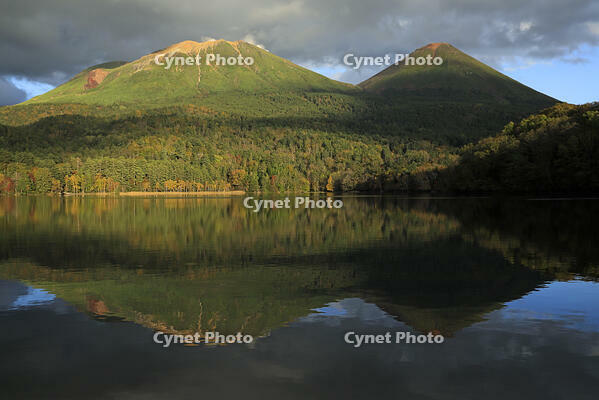 夕景のオンネトーと雌阿寒岳と阿寒富士 [GMA110011780]