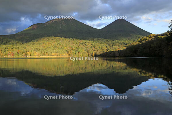 夕景のオンネトーと雌阿寒岳と阿寒富士 [GMA110011781]