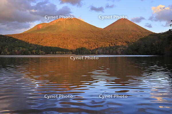 夕景のオンネトーと雌阿寒岳と阿寒富士 [GMA110011784]